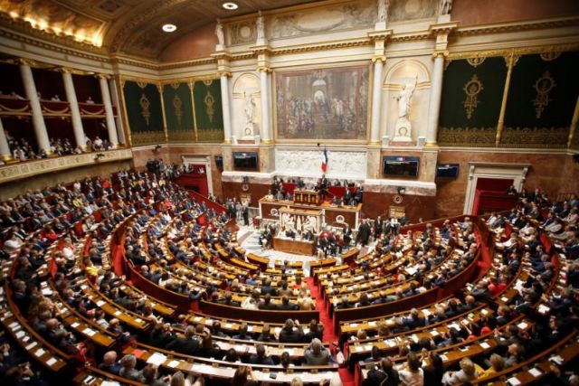 Γαλλία: Κατάργησαν τον όρο «φυλή» από το Σύνταγμα, εισήγαγαν το «φύλο»