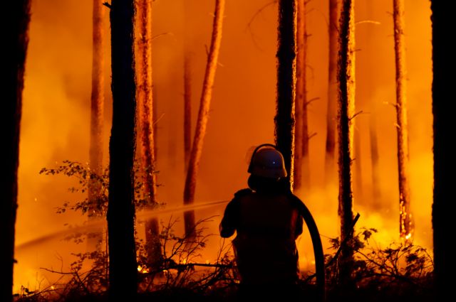 Μεγάλη πυρκαγιά στο Πότσδαμ, εκκενώθηκαν τρεις κοινότητες