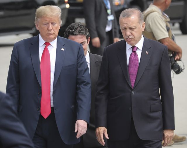 «Πόλεμος» Τραμπ – Ερντογάν με φόντο τον Μπράνσον και την κατάρρευση της λίρας