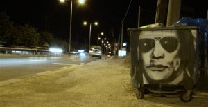 Ο Ηλίας Ψινάκης έγινε γκράφιτι σε κάδο απορριμάτων