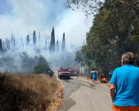 Σε ύφεση η πυρκαγιά στην Κέρκυρα – Στα σπίτια τους επέστρεψαν οι κάτοικοι