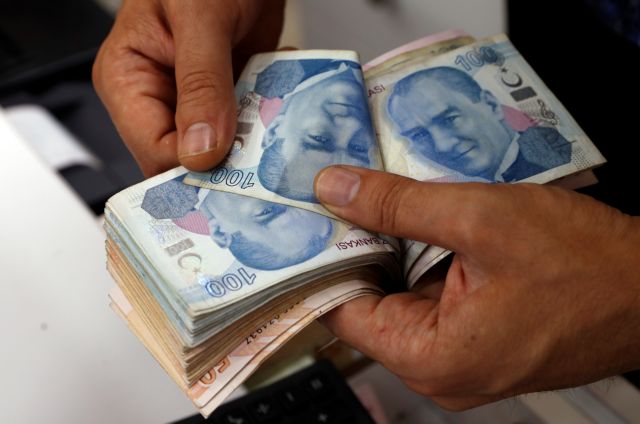 Goldman Sachs: Νέα υποχώρηση της τουρκικής λίρας απειλεί τα κεφαλαιακά αποθέματα των τραπεζών