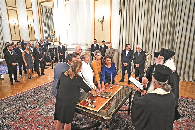 Ψάχνει πολιτικό χρόνο μέσω ανασχηματισμού