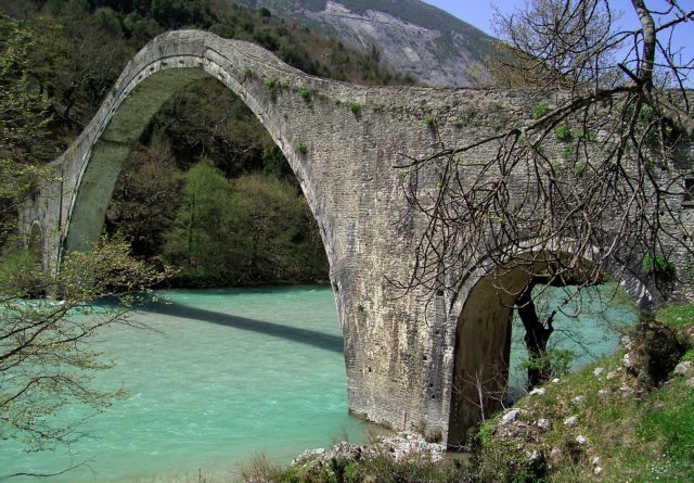 Και επίσημα αρχίζει η αναστήλωση του πέτρινου γεφυριού της Πλάκας