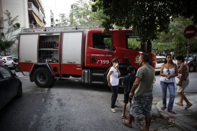 Τρεις με αναπνευστικά προβλήματα από πυρκαγιά σε διαμέρισμα