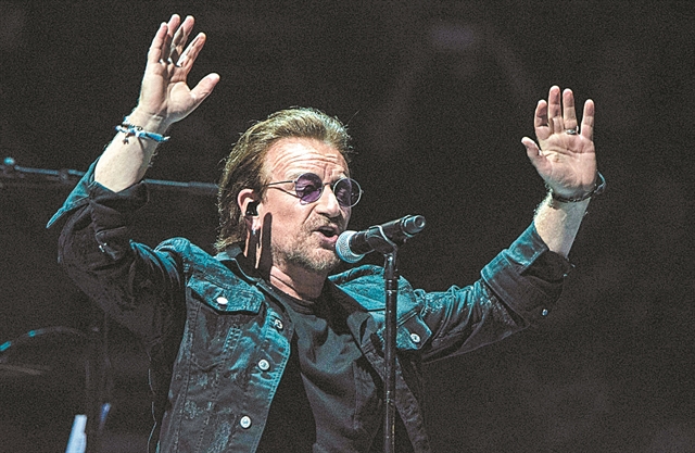 Ο Μπόνο έχασε τη φωνή του και αποχώρησε από συναυλία των U2 στο Βερολίνο