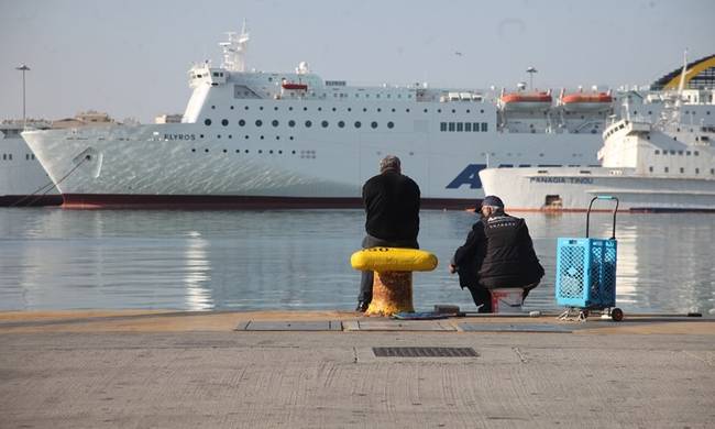 Απεργία : Νέο «μπλόκο» στα λιμάνια – Δεμένα για δεύτερη ημέρα τα πλοία