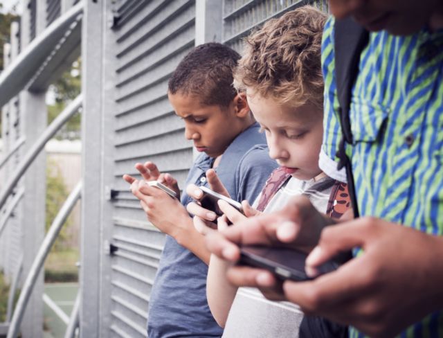 Ο Συνήγορος Καταναλωτή ζητά μέτρα για τους ανήλικους χρήστες κινητών