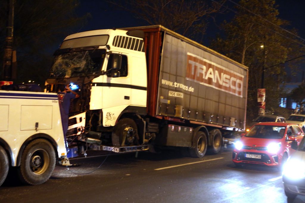 Εξι τραυματίες από τρελή νταλίκα στον Κηφισό (εικόνες)