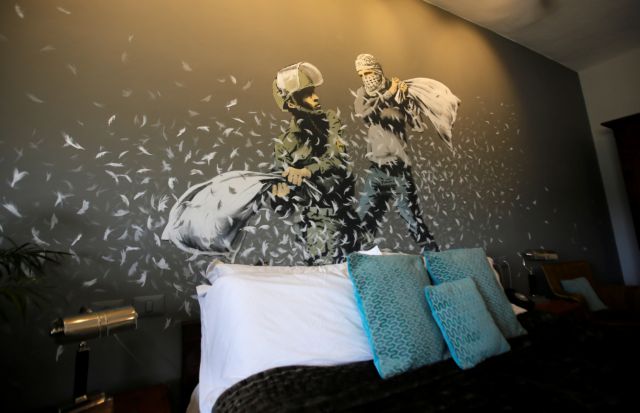 Εργα του Banksy «φιγουράρουν» στο Walled Off Hotel (εικόνες)