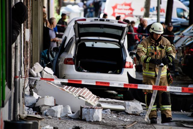 Γερμανία: Αυτοκίνητο έπεσε πάνω σε καφέ – Καμία ένδειξη τρομοκρατίας