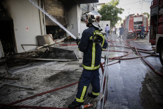 Πυρκαγιά σε πολυκατοικία στο κέντρο της Αθήνας