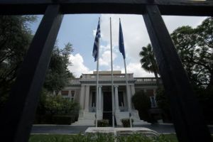 Οργή Μαξίμου για διαρροές περί μυστικών κονδυλίων