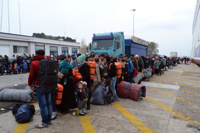 Μεταφέρουν εκατοντάδες πρόσφυγες από τα νησιά στην ενδοχώρα