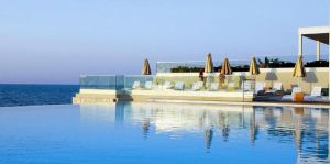 Πωλητήριο στο ξενοδοχείο της παγκόσμιας ελίτ στην Κρήτη