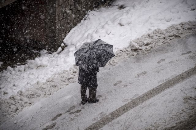 Τσουχτερό κρύο και χιόνια: Οι πρώτες περιοχές που ντύθηκαν στα λευκά