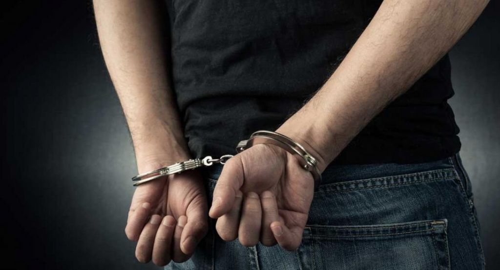 Συνελήφθησαν ένας δραπέτης και μία 35χρονη για όπλα και ναρκωτικά