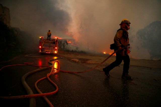 Πυρκαγιά στην Καλιφόρνια : Αστέρες του Χόλυγουντ καλούν σε βοήθεια και αφήνουν τα σπίτια τους