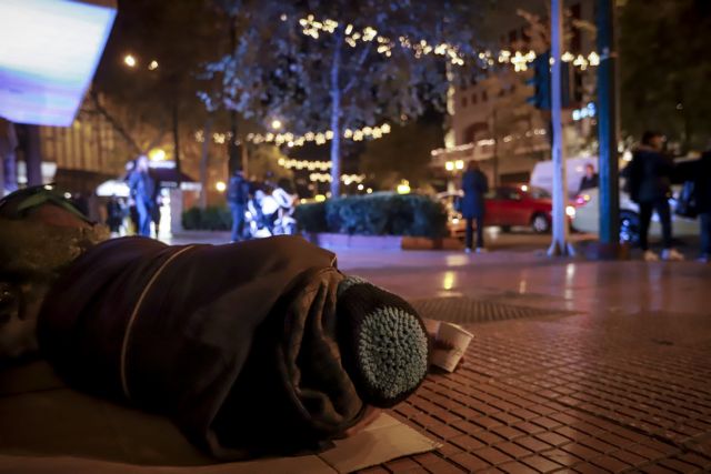 Σε ετοιμότητα οι δήμοι Αθήνας και Πειραιά ενόψει του ψύχους