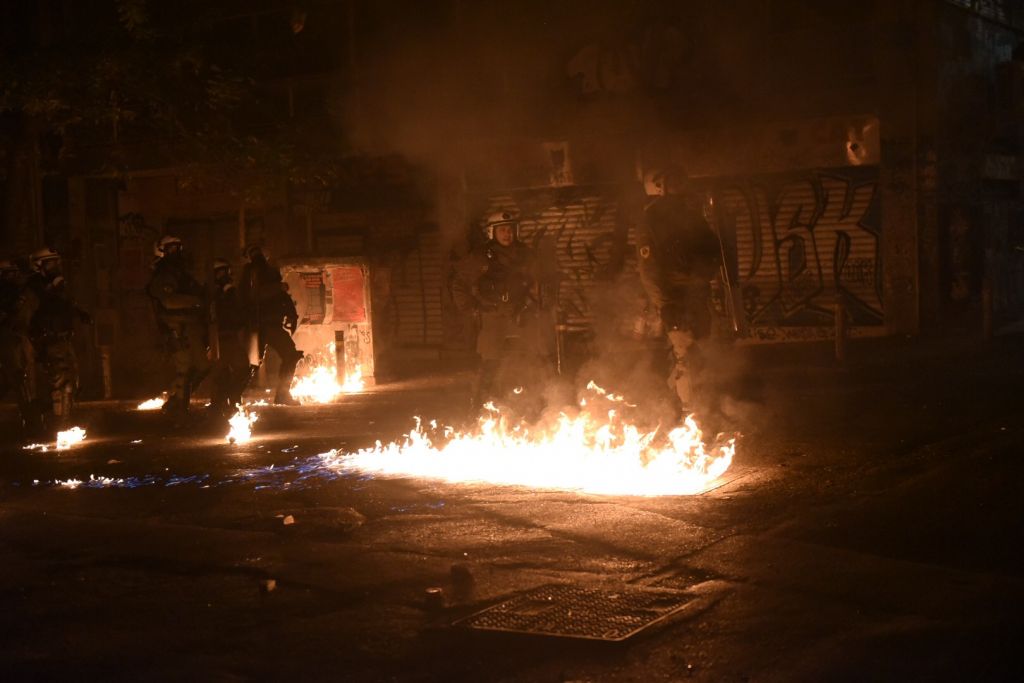 Γρηγορόπουλος : Πεδίο μάχης τα Εξάρχεια, φωτιά σε μπαλκόνι, η Αστυνομία φέρνει τις «Αύρες»