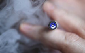 Οι «ατμιστές» εισπνέουν λιγότερες τοξικές ουσίες από τους παραδοσιακούς καπνιστές