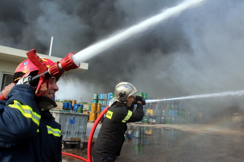 Υπό έλεγχο πυρκαγιά σε εργοστάσιο επίπλων – Ολονύχτια μάχη με τις φλόγες