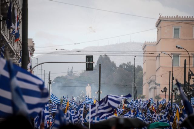 Ανακοίνωση – πρόκληση από το Μαξίμου : Φταίνε οι ακραίοι που πνίγηκε ο κόσμος στα χημικά