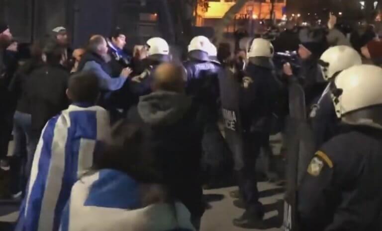 Θεσσαλονίκη: Ενταση μεταξύ διαδηλωτών και ΜΑΤ πριν την ομιλία Παυλόπουλου