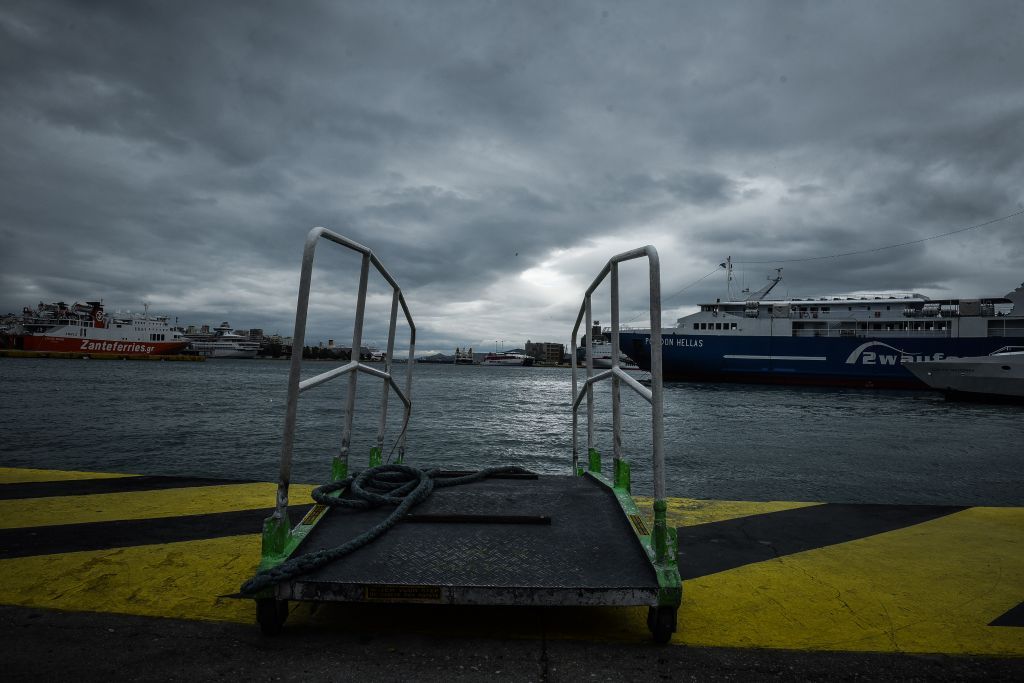 Συναγερμός στον Πειραιάς: Πτώση οχήματος στο λιμάνι