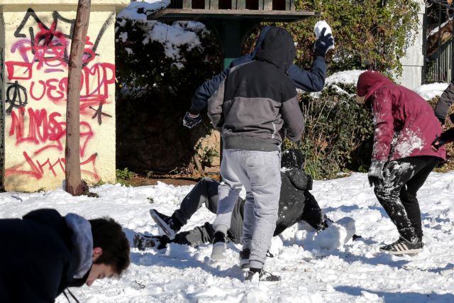 Παιχνίδια και selfies στη χιονισμένη Αθήνα