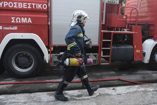 Λαμία: Σπίτι τυλίχθηκε στις φλόγες εξαιτίας… ενός κινητού (εικόνες)