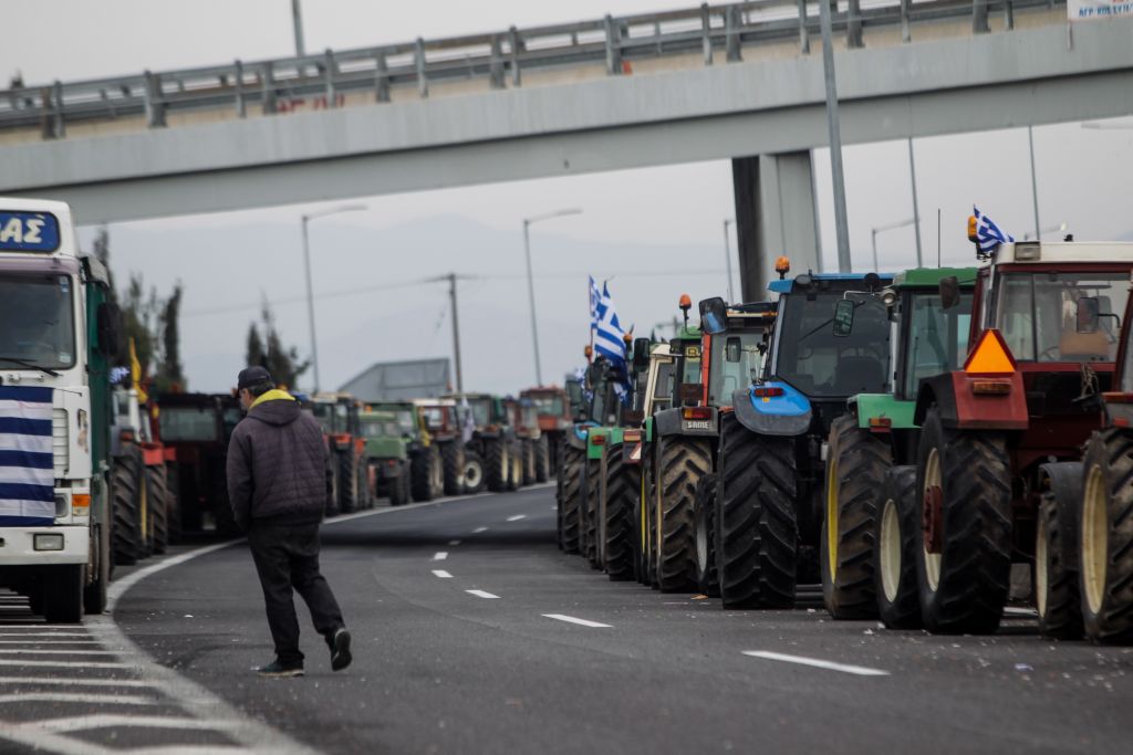 Περισσότερα μπλόκα αποφάσισαν οι αγρότες