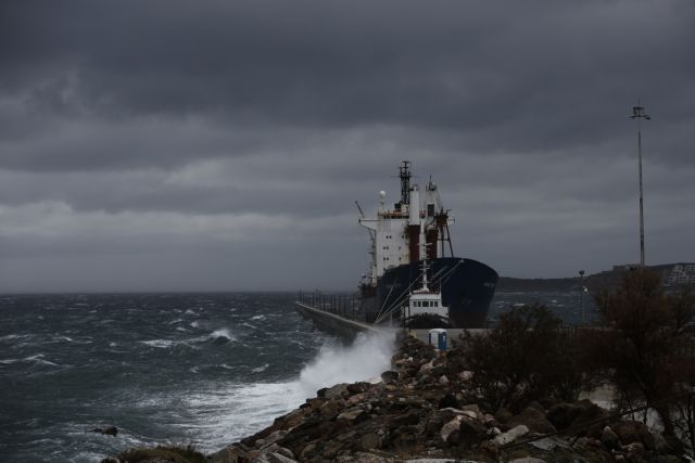 Κακοκαιρία : Δεμένα τα πλοία σε Πειραιά, Ραφήνα και Λαύριο