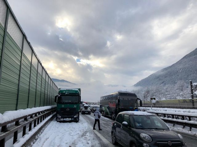 Ιταλία: Εκατοντάδες εγκλωβισμένοι οδηγοί λόγω σφοδρής χιονόπτωσης