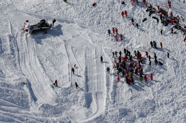Ελβετία : Θαμμένοι σκιέρ απο χιονοστιβάδα – Μάχη με το χρόνο τα συνεργεία διάσωσης