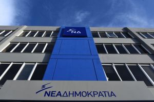 Ο Κυριάκος Μητσοτάκης αποχαιρετά τη Νίκη Γουλανδρή