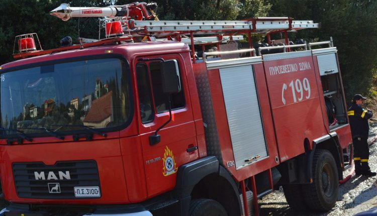Διέσωσαν ένοικο από πυρκαγιά σε πολυκατοικία στο Γαλάτσι