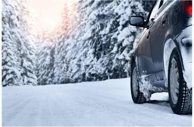 Έξι σημαντικές συμβουλές που θα σας βγάλουν από μπελάδες αν οδηγήσετε σε χιονισμένους δρόμους