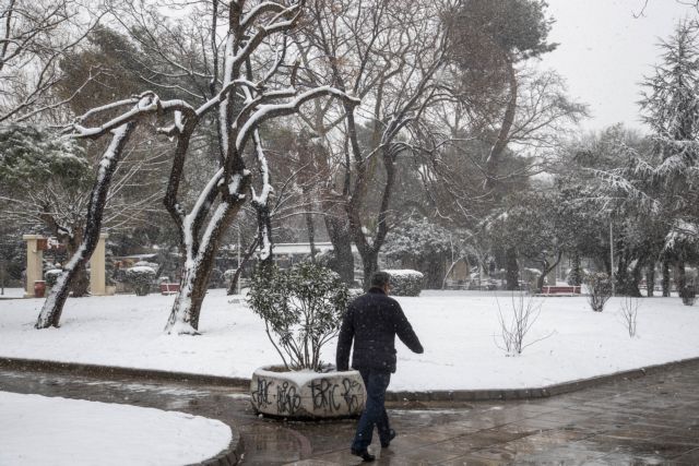 Εκοψε την Ελλάδα στα δύο ο χιονιάς – Προβλήματα από το ψύχος και τους ανέμους