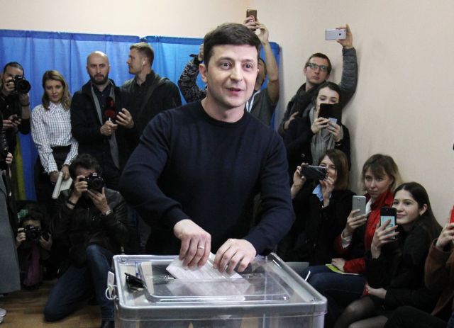 Εκλογές Ουκρανία: Ο κωμικός Ζελένσκι νικητής στον πρώτο γύρο