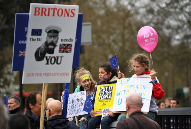 Brexit: Αυξάνεται η πίεση στη Μέι, νέα πορεία κατά της εξόδου