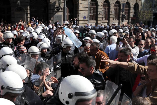 Σερβία: Διαδηλωτές έχουν αποκλείσει τον Βούτσιτς μέσα στο προεδρικό μέγαρο