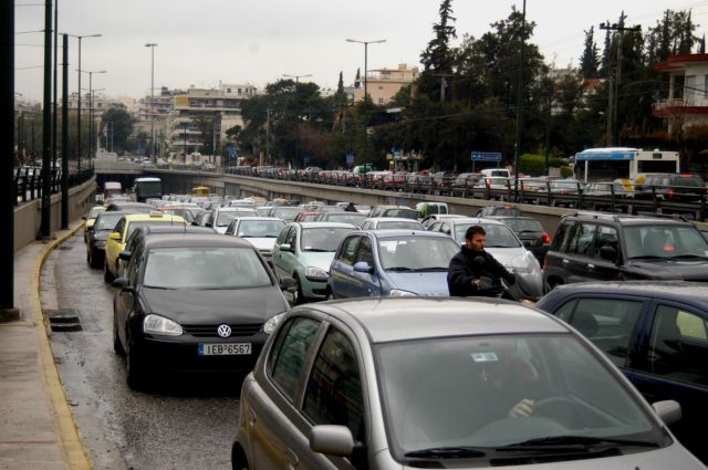 Χαμηλές ταχύτητες στους δρόμους της πρωτεύουσας λόγω βροχής