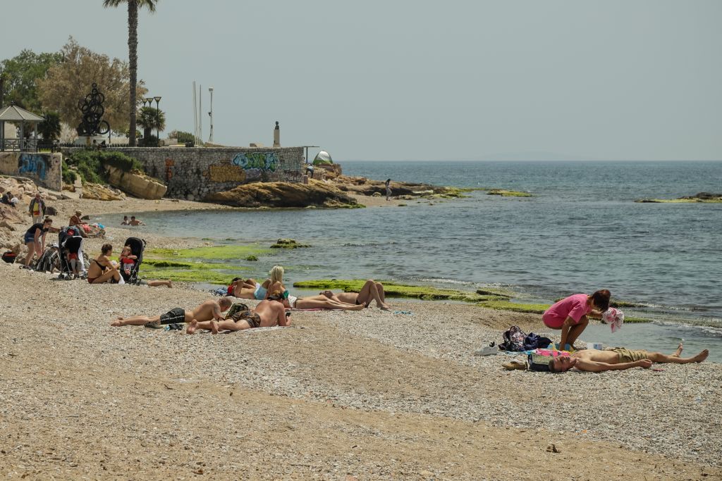 Αρχισαν τα μπάνια όσοι έμειναν στην Αθήνα