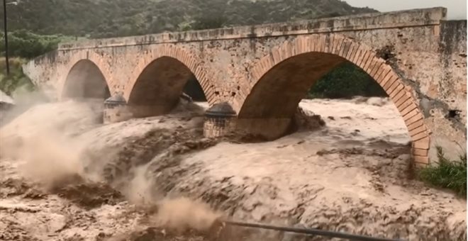 Κρήτη: Η κακοκαιρία απειλεί γέφυρα 100 ετών