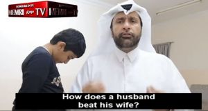 Κατάρ: «Κοινωνιολόγος» δείχνει πως να ξυλοφορτώνεις τη γυναίκα