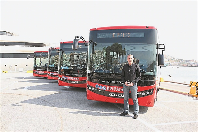 Πέντε νέα λεωφορεία για τους δημότες του Πειραιά