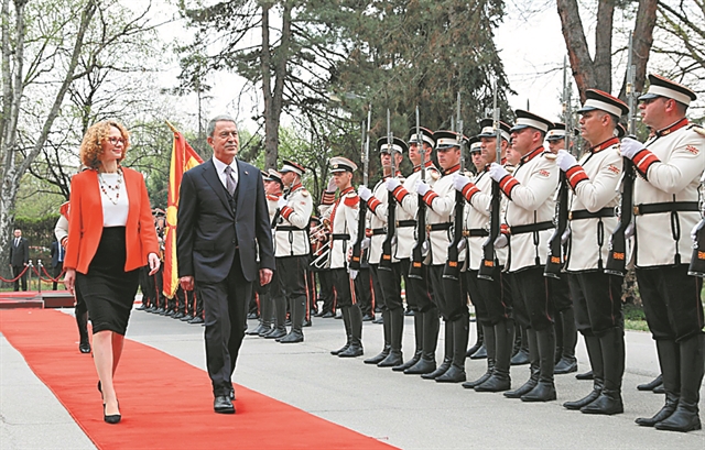 Αγκαλιές με τον Ακάρ μετά τον Τσίπρα