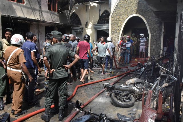 «Ματωμένο» Πάσχα στη Σρι Λάνκα: Στους 158 οι νεκροί από εκρήξεις στις εκκλησίες
