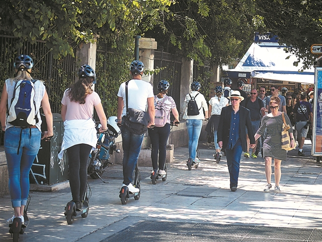 Οι «γκρίζες ζώνες» και οι κίνδυνοι για αναβάτες και πεζούς